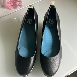 Betabrand All Weather Black Leather Wedges Size 6.5